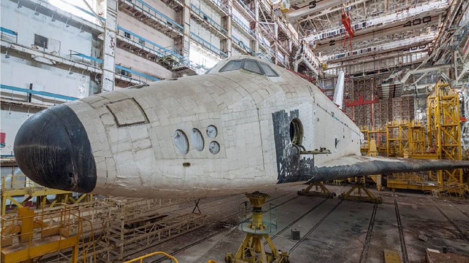 Jeden z nedokončených sovětských raketoplánů Buran reziví v opuštěném hangáru v Bajkonuru